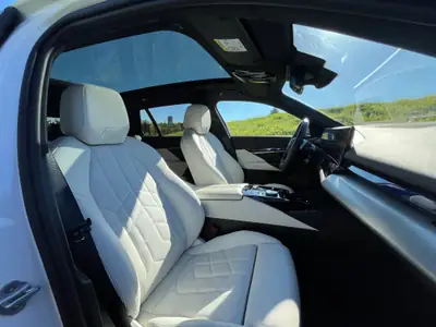 BMW 550e xDrive 2025 — Break hybride rechargeable, 489 ch, garantie usine jusqu'à 2030 — Innenraum