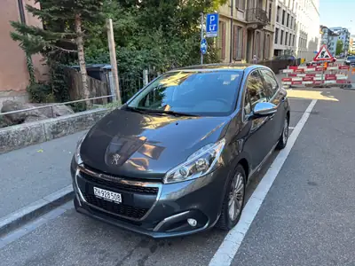 Peugeot 208 1.2 PureTech Allure — Citadine dynamique, faible consommation et 78 000 km — vue extérieure