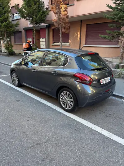 Peugeot 208 1.2 PureTech Allure — Citadine dynamique, faible consommation et 78 000 km — arrière