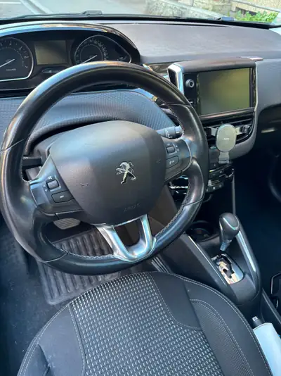 Peugeot 208 1.2 PureTech Allure — Citadine dynamique, faible consommation et 78 000 km — tableau de bord