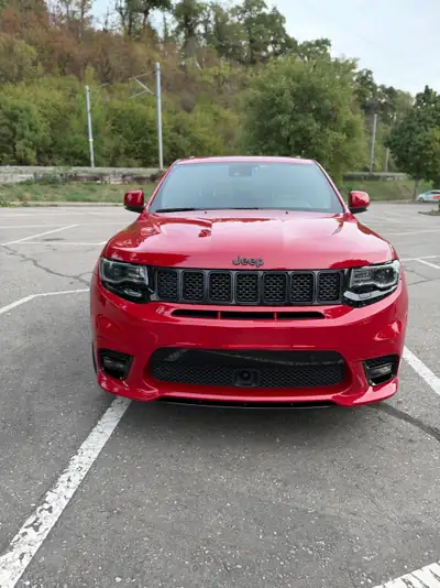 Jeep Grand Cherokee 6.4 V8 HEMI SRT8 — Muscle SUV authentique, 91'400 km — vista esterna