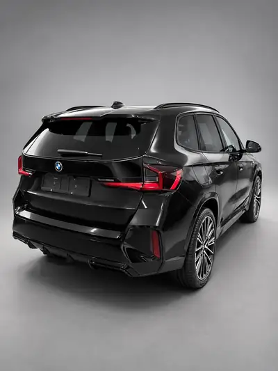 BMW X1 30e xDrive — SUV hybride rechargeable performant, 60 200 km seulement — rear view