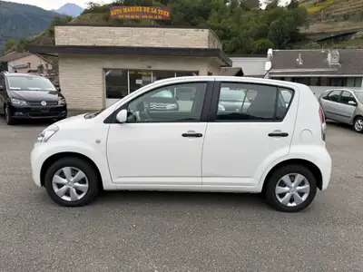Daihatsu Sirion 1.3 Eco-4WD — Citadine polyvalente tout-terrain, 34 600 km seulement — fianco