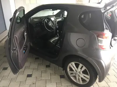 Toyota iQ 1.33 VVT-i Q3 — Citadine compacte, économique et bien équipée — Seitenansicht