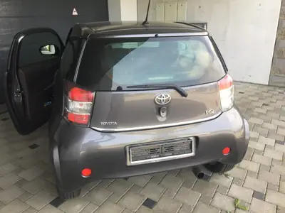 Toyota iQ 1.33 VVT-i Q3 — Citadine compacte, économique et bien équipée — Heckansicht