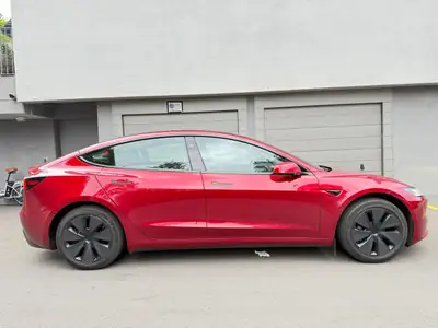 Tesla Model 3 Long Range 2025 — Électrique haute performance, 42'000 km seulement — vista posteriore