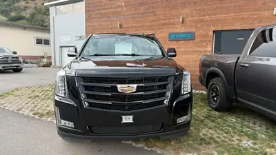 Cadillac Escalade P Black USA — SUV 7 places, 426 ch, version américaine authentique — fianco
