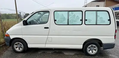 Toyota HI-ACE 2004 — Monospace 8 places fiable avec attelage de remorque — Außenansicht