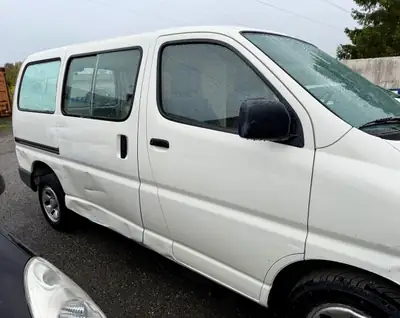 Toyota HI-ACE 2004 — Monospace 8 places fiable avec attelage de remorque — Heckansicht