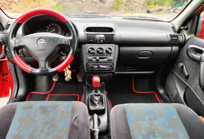 Opel Corsa 1.2i 16V Young 1999 — Citadine fiable, sans sinistre, entretien réduit — cruscotto