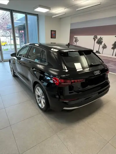 Audi A3 1.5 TFSI Attraction — Berline compacte hybride légère, 8500 km seulement — interior