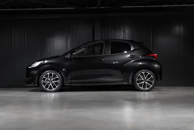 Toyota Yaris 1.5 e-CVT 2026 — Citadine hybride économique, quasi neuve — Heckansicht