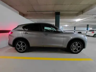 Alfa Romeo Stelvio 2.2 D Q4 210 — SUV diesel robuste, 135'000 km, sans sinistre — vue extérieure