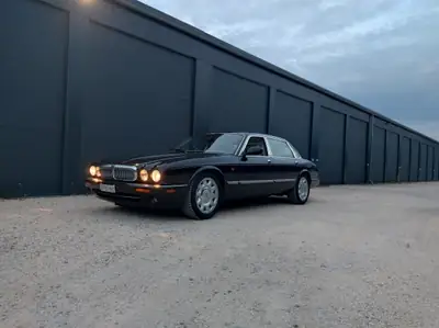 Daimler V8 4.0 Super — Berline de prestige, 363 ch et boîte automatique — côté