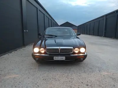 Daimler V8 4.0 Super — Berline de prestige, 363 ch et boîte automatique — vue extérieure