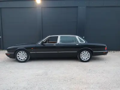 Daimler V8 4.0 Super — Berline de prestige, 363 ch et boîte automatique — arrière