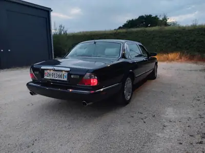 Daimler V8 4.0 Super — Berline de prestige, 363 ch et boîte automatique — tableau de bord