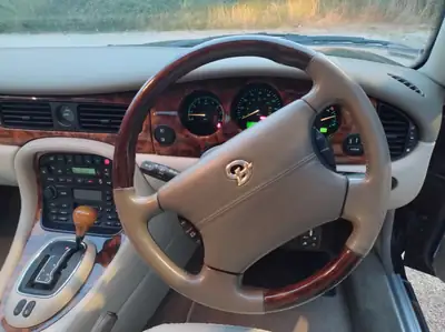 Daimler V8 4.0 Super — Berline de prestige, 363 ch et boîte automatique — détail
