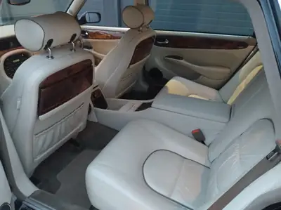 Daimler V8 4.0 Super — Berline de prestige, 363 ch et boîte automatique — Miniature 12