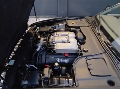 Daimler V8 4.0 Super — Berline de prestige, 363 ch et boîte automatique — Miniature 14