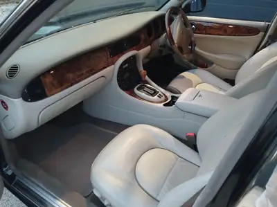 Daimler V8 4.0 Super — Berline de prestige, 363 ch et boîte automatique — Miniature 13