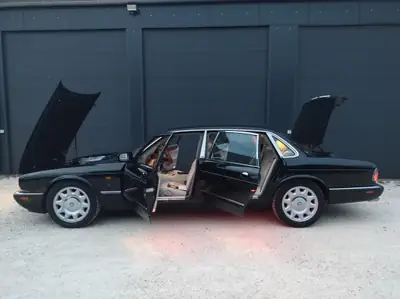 Daimler V8 4.0 Super — Berline de prestige, 363 ch et boîte automatique — Miniature 17