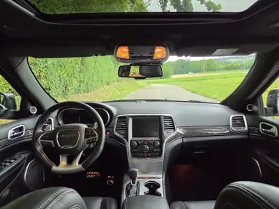 Jeep Grand Cherokee 6.4 V8 HEMI SRT8 Night — Muscle SUV légendaire, 60'000 km seulement — Miniatur 9