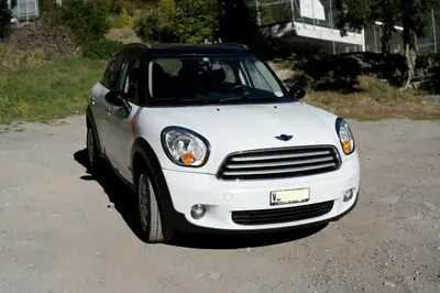 MINI Countryman 1.6 D Cooper ALL4 — SUV compact diesel robuste, sans sinistre — exterior view