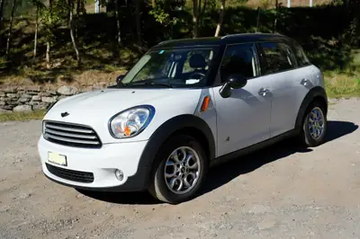 MINI Countryman 1.6 D Cooper ALL4 — SUV compact diesel robuste, sans sinistre — side view