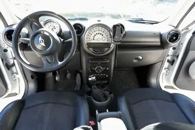 MINI Countryman 1.6 D Cooper ALL4 — SUV compact diesel robuste, sans sinistre — dashboard