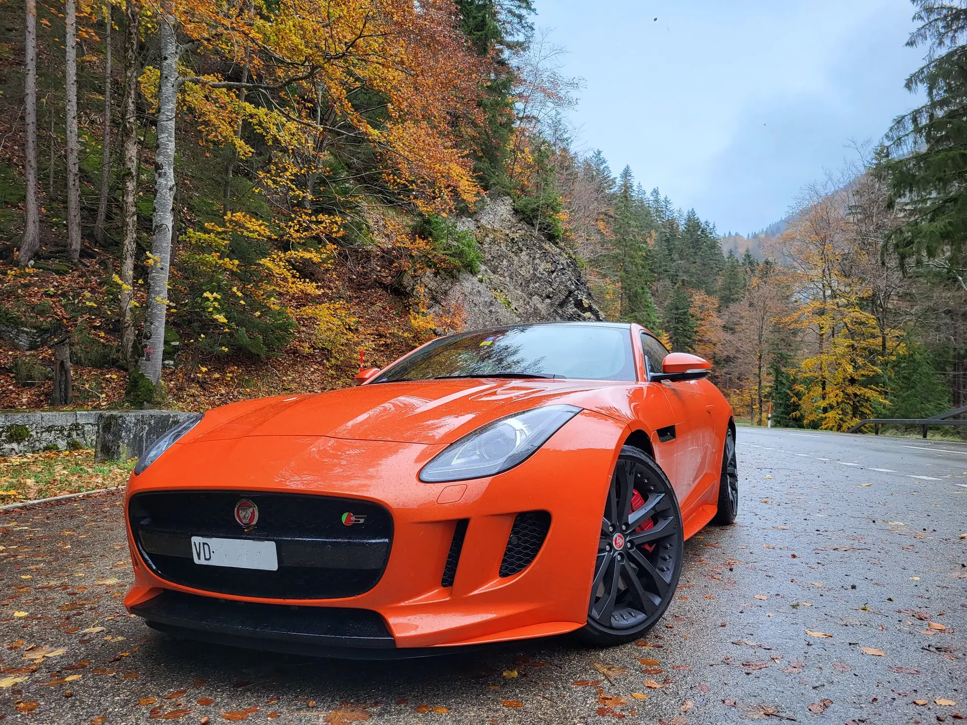 Jaguar F-TYPE 3.0 V6 S AWD — Coupé sportif orange métallisé, 380 ch et traction intégrale