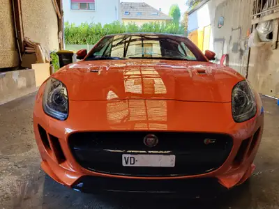 Jaguar F-TYPE 3.0 V6 S AWD — Coupé sportif orange métallisé, 380 ch et traction intégrale — rear view