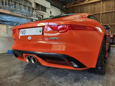 Jaguar F-TYPE 3.0 V6 S AWD — Coupé sportif orange métallisé, 380 ch et traction intégrale — detail