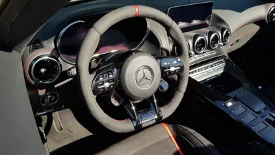 Mercedes-AMG GT C Cabriolet 2020 — Roadster sportif 557 ch, 800 km seulement — interni