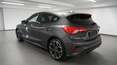 Ford Focus 1.0i EcoBoost 125 ST-Line — Automatique, technologie embarquée, consommation optimisée — Seitenansicht