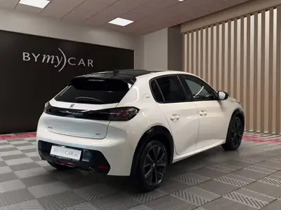 Peugeot 208 1.2 PureTech GT Pack — Citadine dynamique, essence efficace, blanc métallisé — Heckansicht