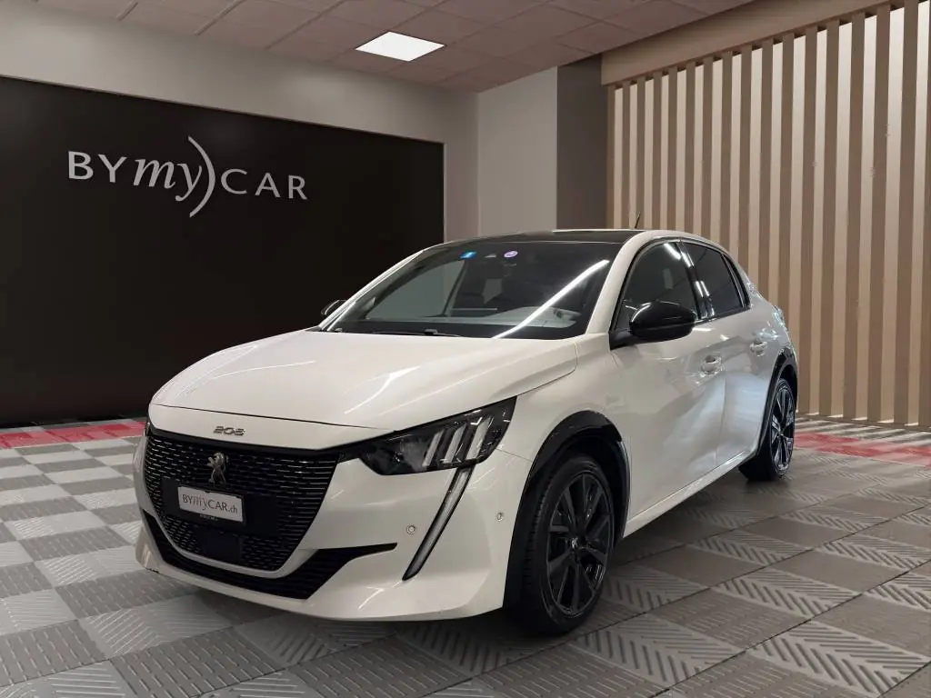 Peugeot 208 1.2 PureTech GT Pack — Citadine dynamique, essence efficace, blanc métallisé