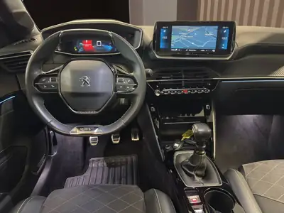 Peugeot 208 1.2 PureTech GT Pack — Citadine dynamique, essence efficace, blanc métallisé — Armaturenbrett