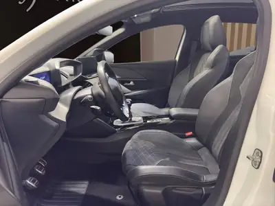 Peugeot 208 1.2 PureTech GT Pack — Citadine dynamique, essence efficace, blanc métallisé — Detail