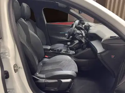 Peugeot 208 1.2 PureTech GT Pack — Citadine dynamique, essence efficace, blanc métallisé — Miniatur 7