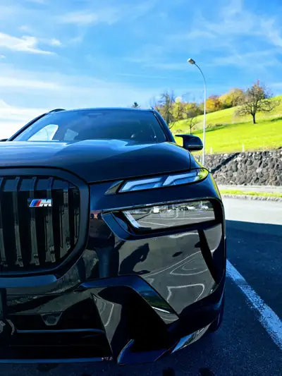 BMW X7 M60i 2025 — SUV 7 places premium, 530 ch et équipements d'exception — Heckansicht