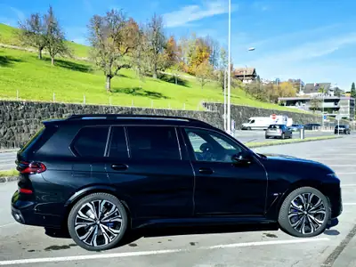 BMW X7 M60i 2025 — SUV 7 places premium, 530 ch et équipements d'exception — Seitenansicht