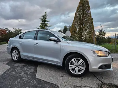 VW Jetta 1.4 TSI Hybrid Confort DSG — Berline écologique et dynamique de 2014 — arrière