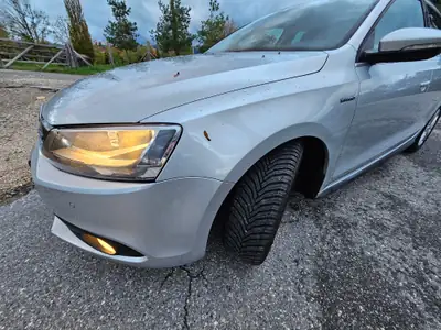 VW Jetta 1.4 TSI Hybrid Confort DSG — Berline écologique et dynamique de 2014 — vue extérieure