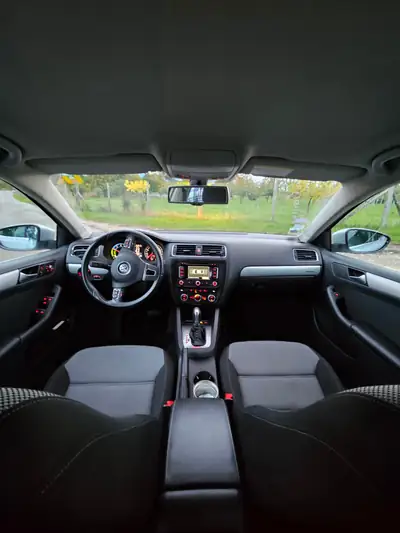 VW Jetta 1.4 TSI Hybrid Confort DSG — Berline écologique et dynamique de 2014 — tableau de bord