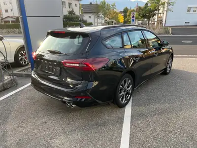 Ford Focus 1.0 MHEV ST-Line — Break hybride léger, transmission automatique, 155 ch — côté