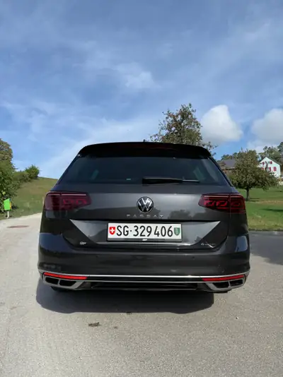 VW Passat 2.0 TSI Elegance — Break performant, 70'000 km seulement — Heckansicht