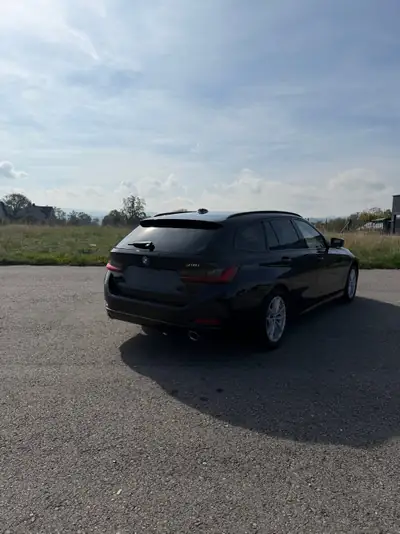 BMW 318i 2023 — Berline élégante, faible kilométrage et consommation maîtrisée — side view