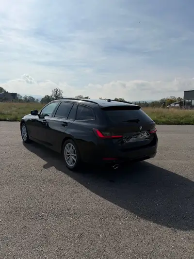 BMW 318i 2023 — Berline élégante, faible kilométrage et consommation maîtrisée — rear view