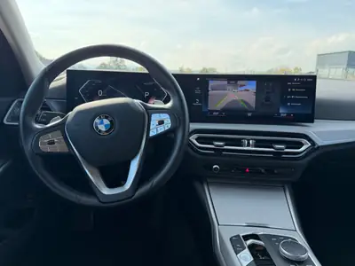 BMW 318i 2023 — Berline élégante, faible kilométrage et consommation maîtrisée — dashboard